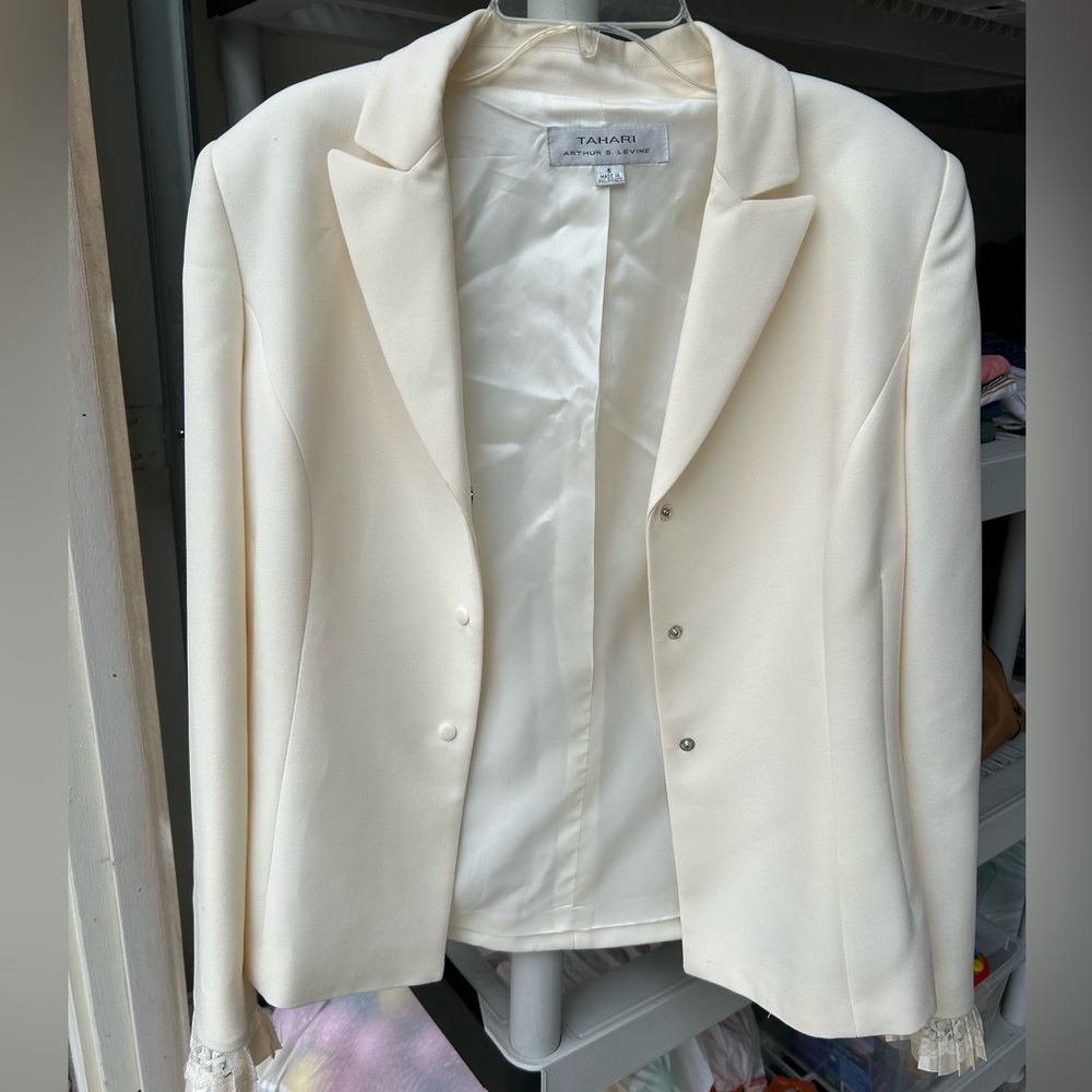 Tahari 2 piece set Blazer and Skirt, Size 6, White/Cream